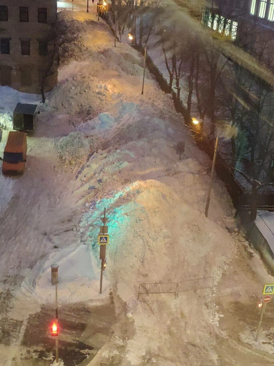 Москва чистят снег. Переулок в снегу. Улицы Москвы в снегу. Москва много снега улицы. Очистка улиц Москвы от снега.