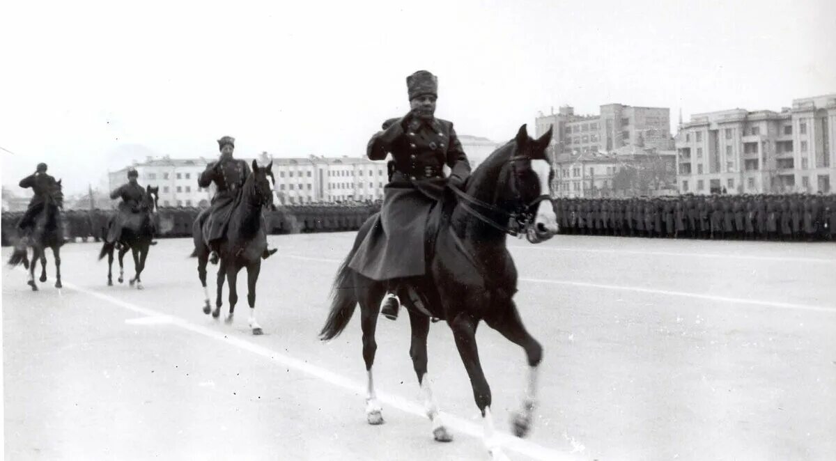 7 Ноября 1941г парад в Куйбышеве. Куйбышев парад 7 ноября 1941 года. Куйбышев парад Победы 7 ноября 1941 года. Парад 1941 года в куйбышеве