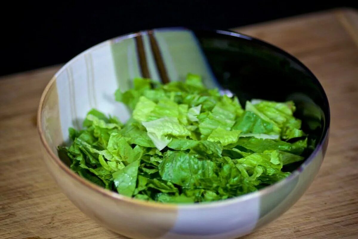 Салат из щавеля свежего рецепты. Салат из зелени. Щавельный салат. Зелень щавель в салат. Салат из щавеля с маслом.