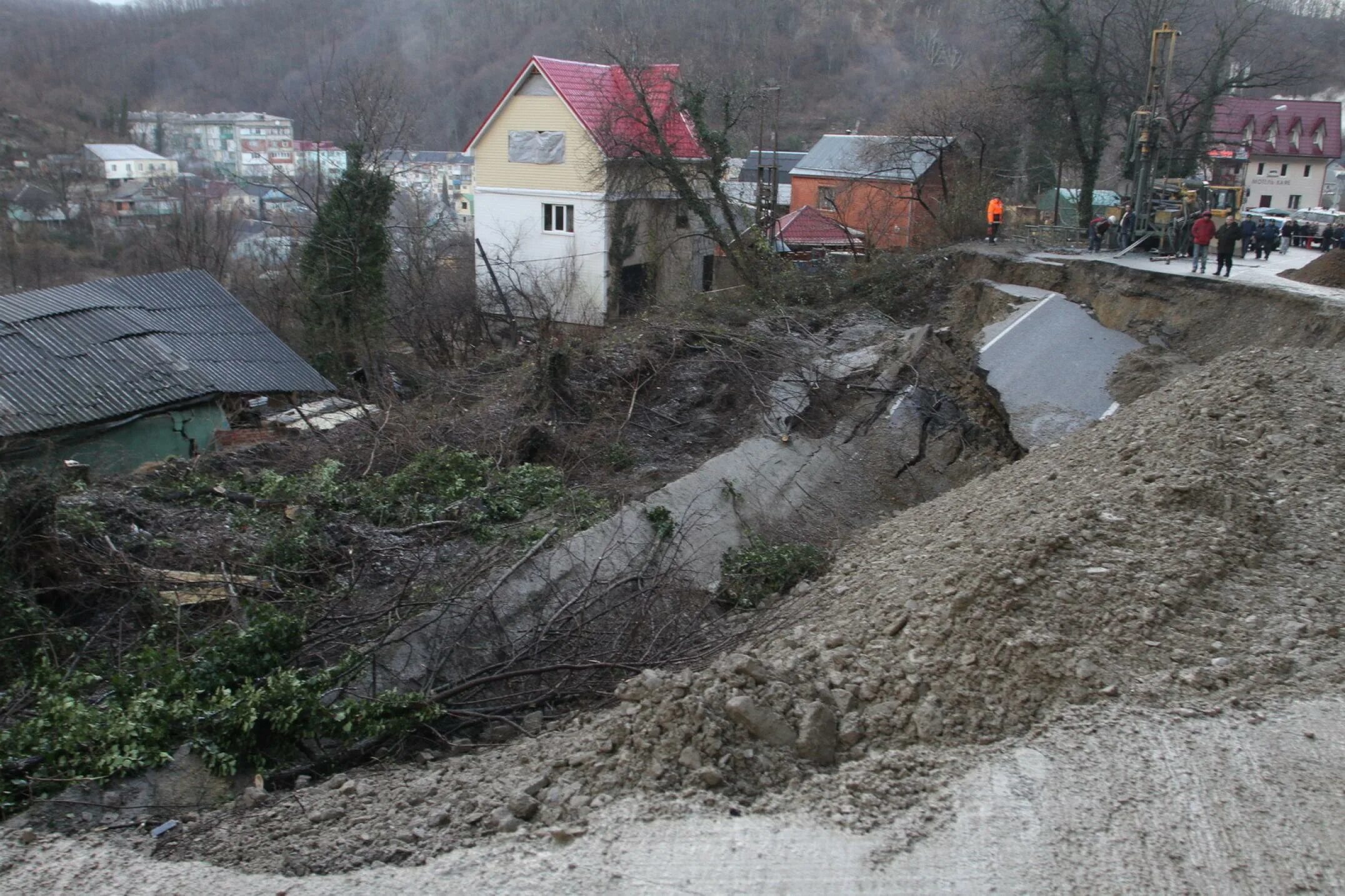 Сели том. Оползни в России. Камнепады в Краснодарский край. Оползни в России Краснодарский край. Оползень и сель.