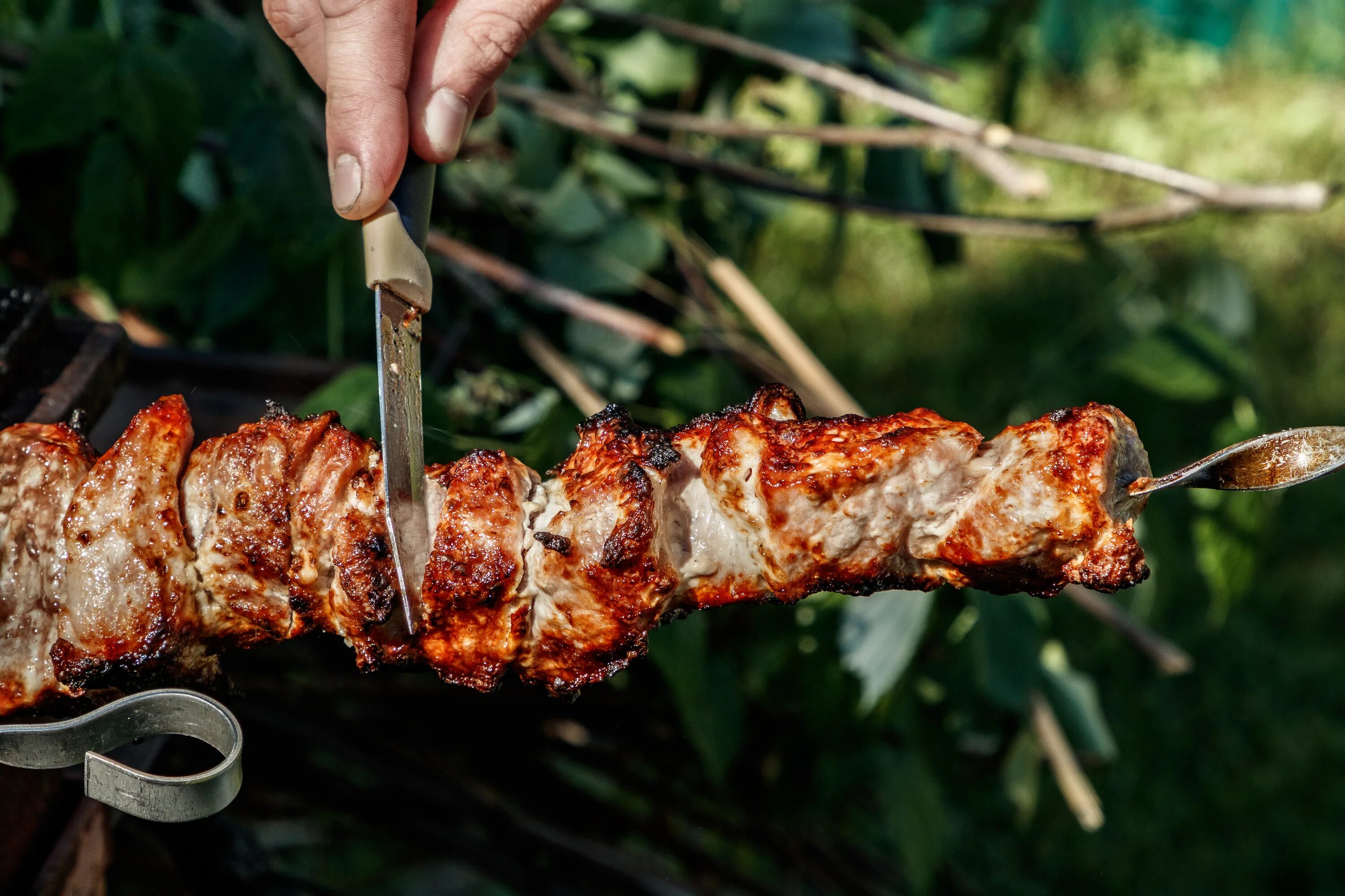 Шашлык на шампуре. Мясо на шампуре. Шашлык из свинины на шампурах. Неправильный шашлык.