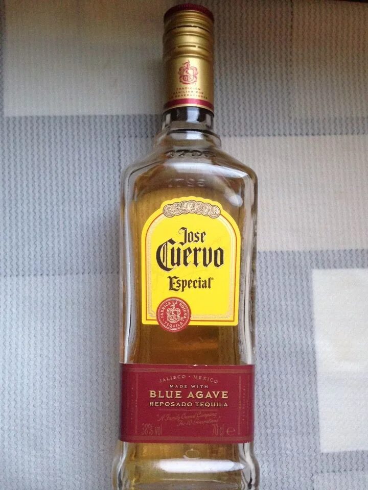 Текила cuervo especial. Текила Куэрво Репосадо. Хосе Куэрво Эспесиаль Репосадо. Jose Cuervo Reposado Gold. Текила Хосе Куэрво Репосадо.