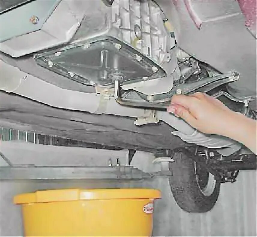 Ваз 2107 коробка пробка уровня масла. Сливная пробка масла кпп ваз 2106. Заливная пробка кпп ваз 2107. Замена масла кпп ваз. Сливная пробка кпп ваз 2112.