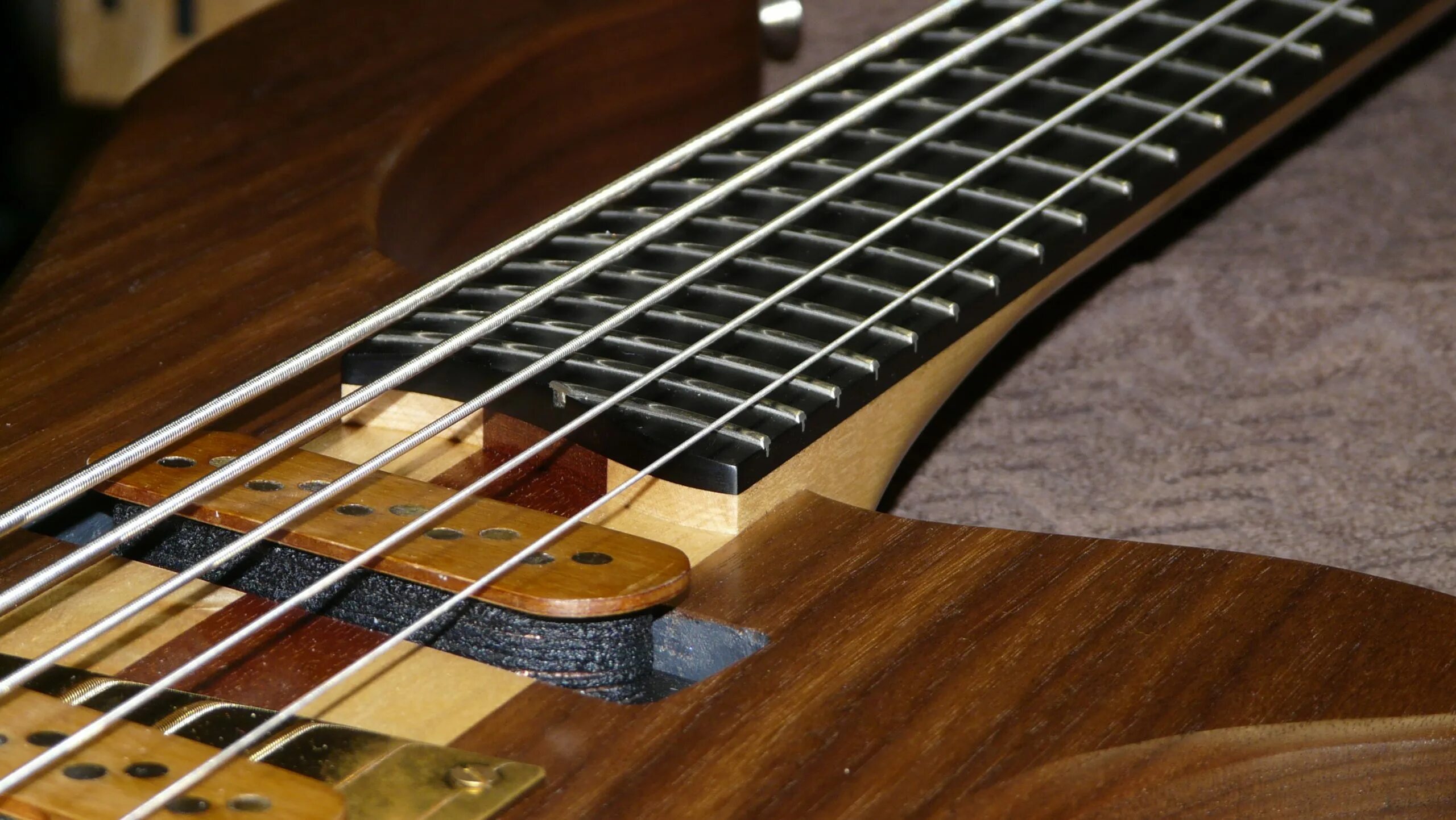 Bass strings. 5 string bass. bass fretboard. bass pj5 string. beaton vibrant-5 sb - 5 string bass guitar.