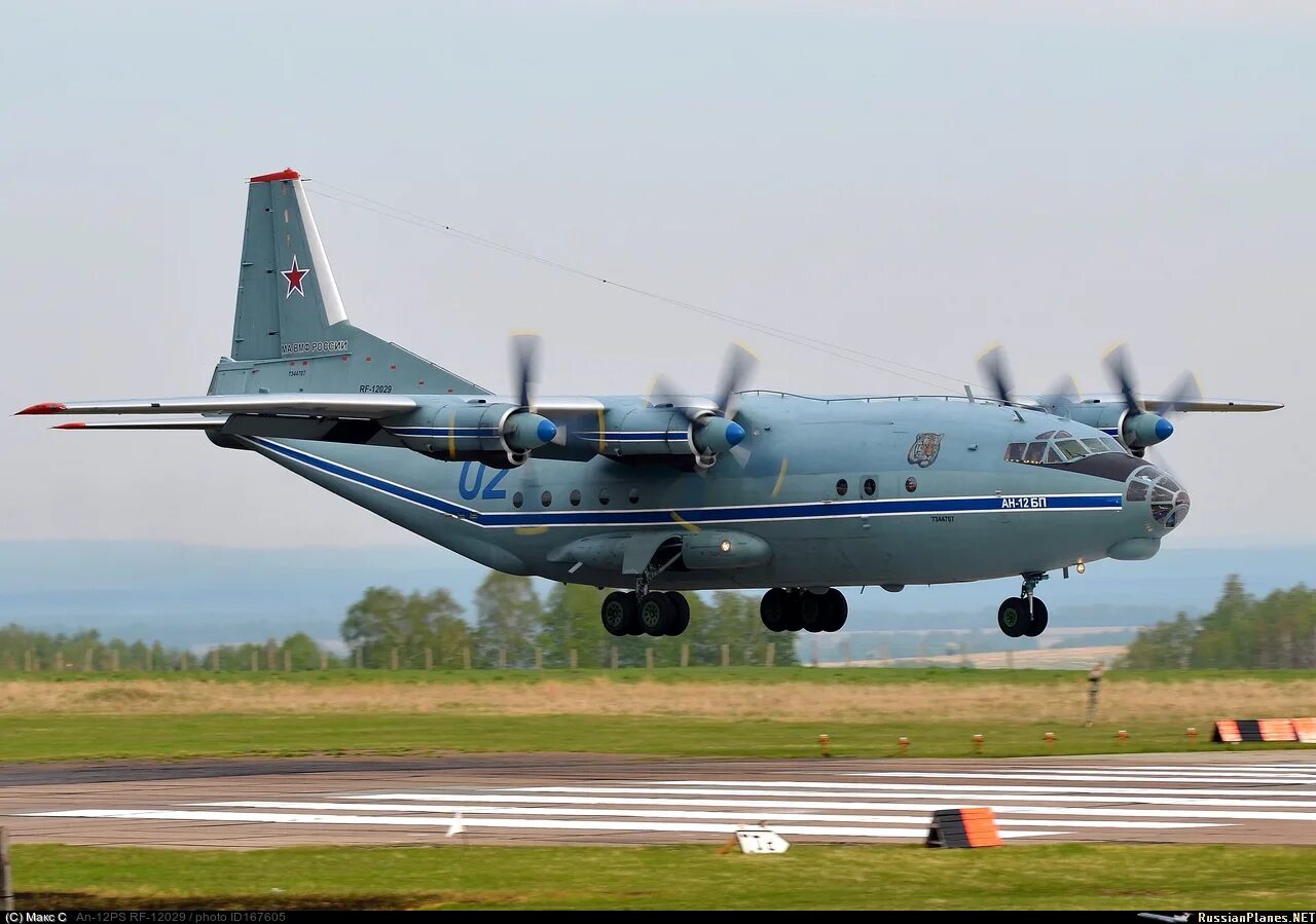 12 самолетов. Самолет АН 12. АН-12 транспортный самолёт. АН 12 грузовой самолет. Грузовой военный самолет АН 12.