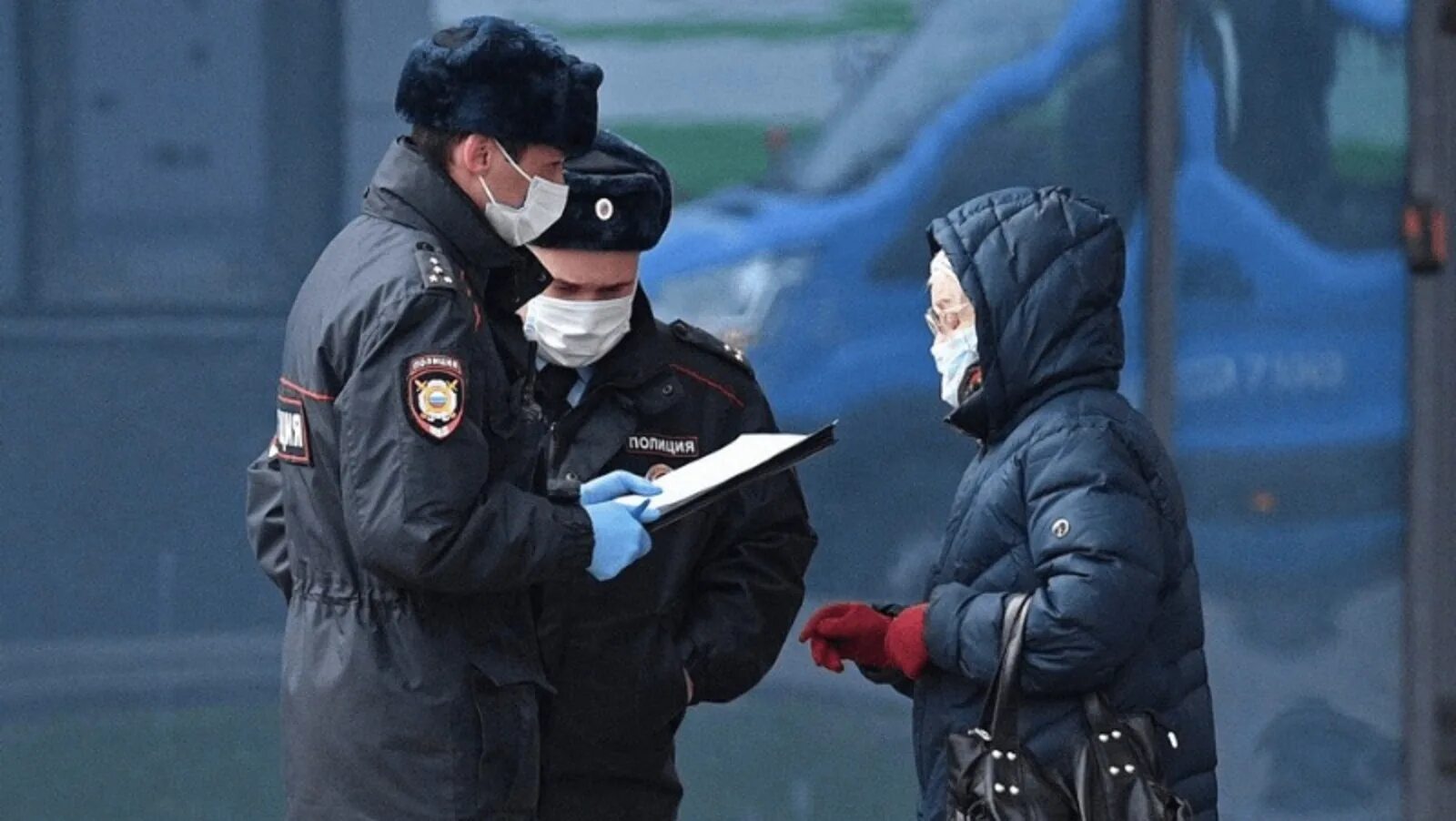 Полиция выписывает штраф. Нарушитель карантина. Нарушители закона фото. Нарушитель самоизоляции.