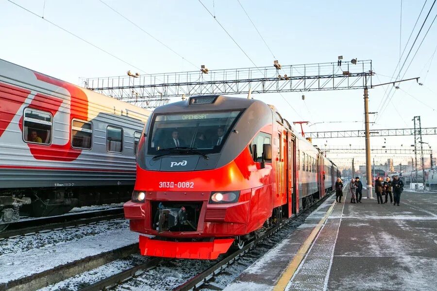 Есть ли поезд оренбург. Новые поезда РЖД. РЖД Оренбург. Поезд Оренбуржье. Станция Оренбург эп3д.