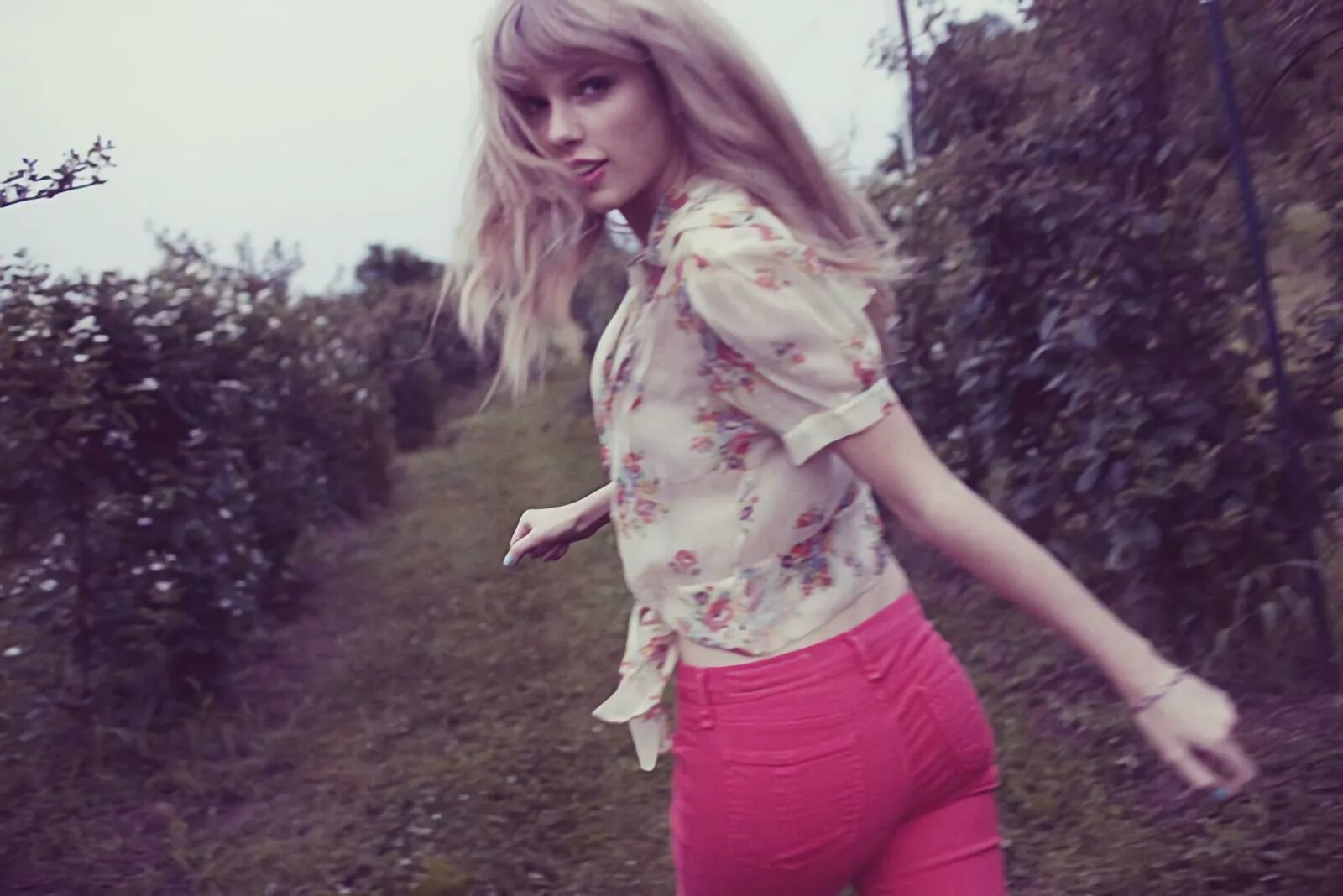 So high school taylor swift. Taylor swift red album. red тейлор свифт. swift taylor &quot;red&quot;. taylor swift red photoshoot.