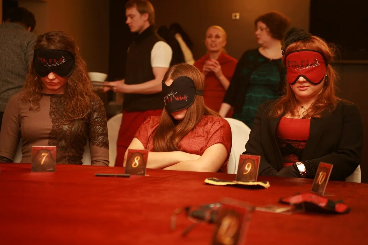 Мафия корпоративная игра. Мафия настольная игра. Мафия карточная игра роли. Игра мафия. Игра мафия.