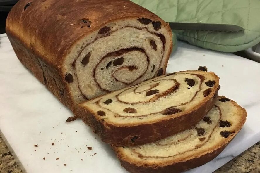 Рулет с корицей. Хлеб с черносливом. Рулет хлеб. Хлеб с корицей. Хлеб с корицей.