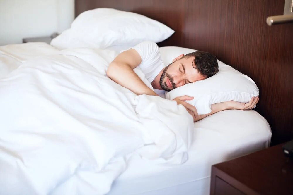 К чему снится муж в постели. Спящий человек с бородой. Спящий человек в отеле.