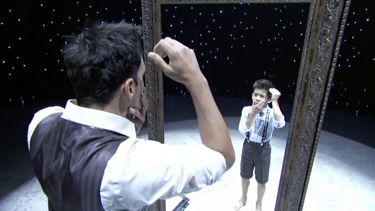 Зеркало для детей. Ребенок отражение взрослого. Отражение ребенка в зеркале. Танец отражение в зеркале.