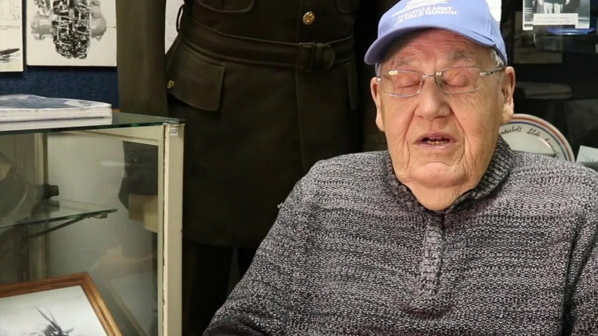 Мужчина 69 лет фото. Чарльз осборн безостановочно икал. Человеку 69 лет. Пожилой мужчина. Мужчина 66 лет фото.