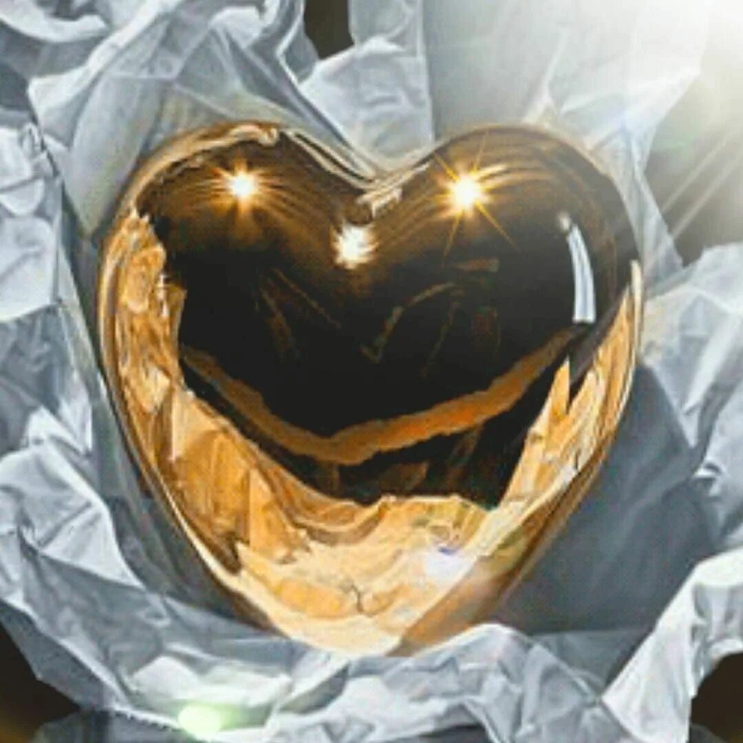 Золотое сердце. Красивое золотое сердце. Золотое сердце арт. Золотое сердце Эстетика. Честная душа и золотое сердце