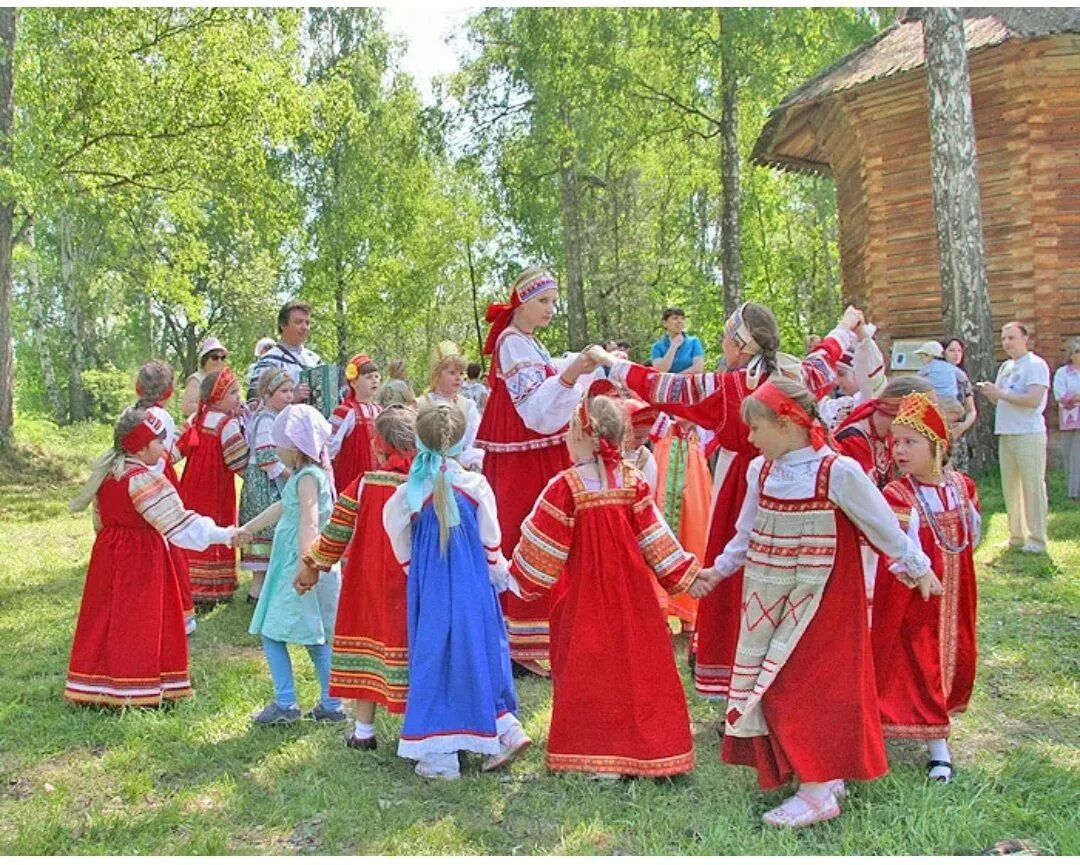 На праздник водят хороводы