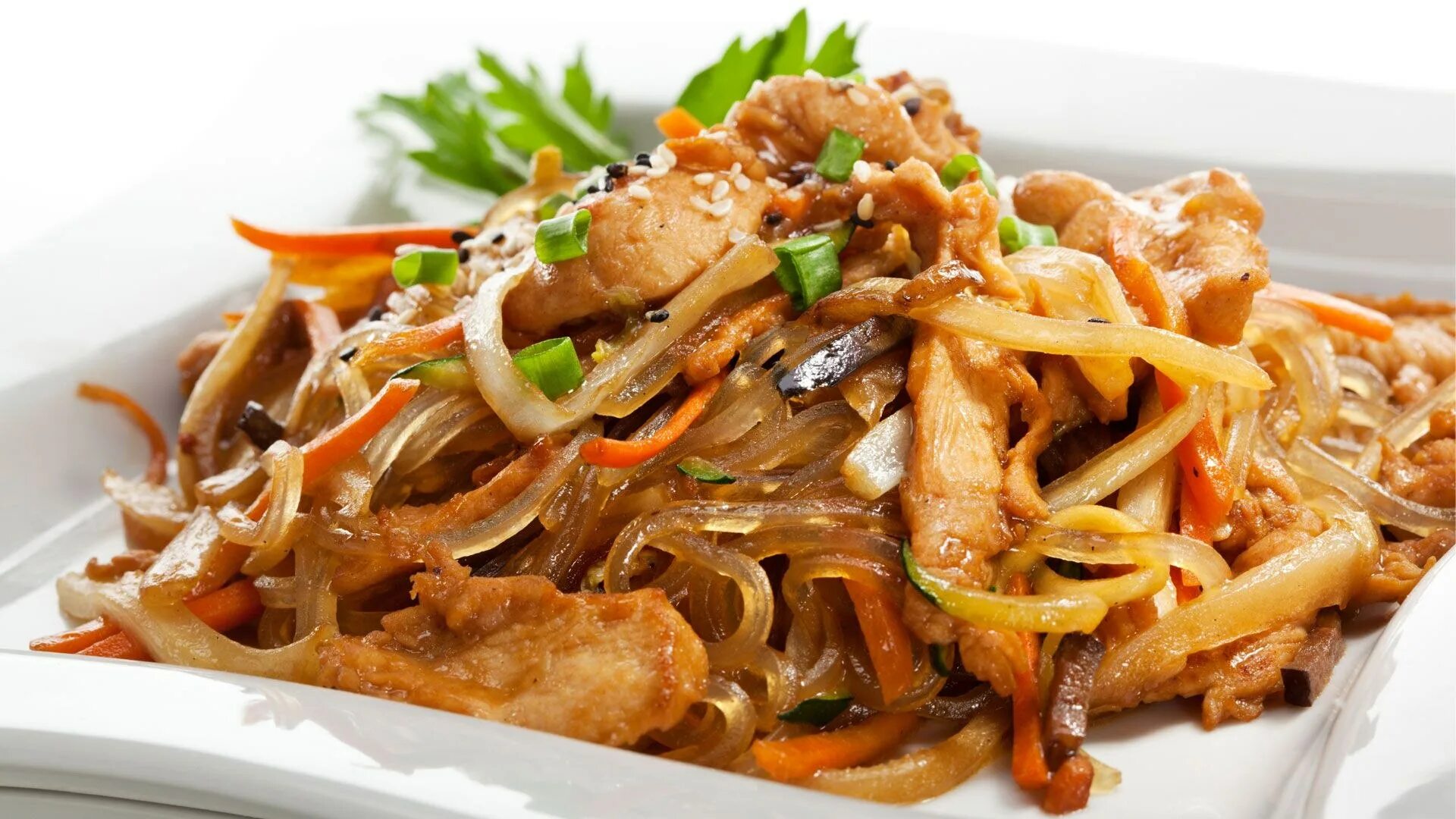 Лапша с грудкой. Рисовая лапша вок. рисовая лапша вок с курицей. вок фунчоза с курицей. китайская лапша с курицей и овощами.