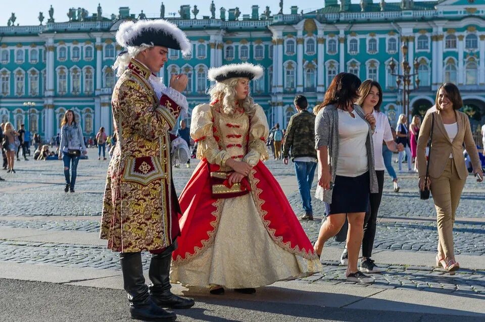 Жители Петербурга. Стиль жителей Петербурга. Стиль петербурженок в одежде. Жители города Санкт-Петербург. Коренной житель петербурга