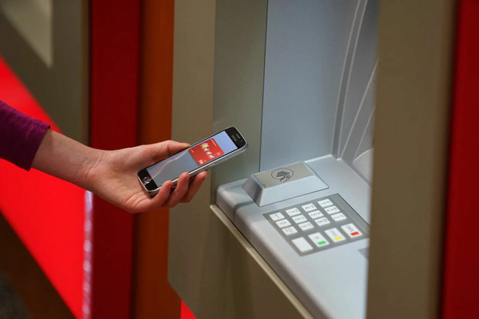 Nfc терминал оплаты. Считыватель банкомата. бесконтактный банкомат. nfc банкомат. терминал банка.