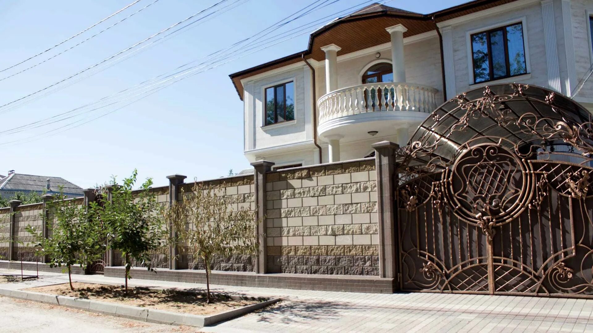 Заборы для частного. Красивый бетонный забор. Красивый забор из камня. Стоун тэк симферополь французский камень. Забор стоун тэк патио.