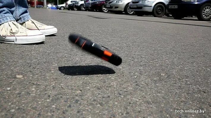 Выпадающее с телефона. Tm-3204r. Обломок смартфона. Краш тест смартфонов. Тестирование смартфонов.