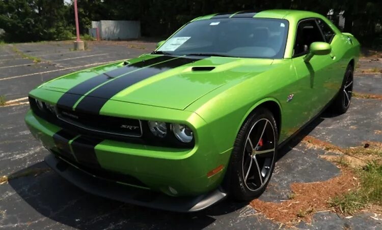Dodge challenger hellcat зеленый. Додж челленджер 2012. Машина dodge зелёный. Додж челленджер салатовый. Dodge challenger r/t.