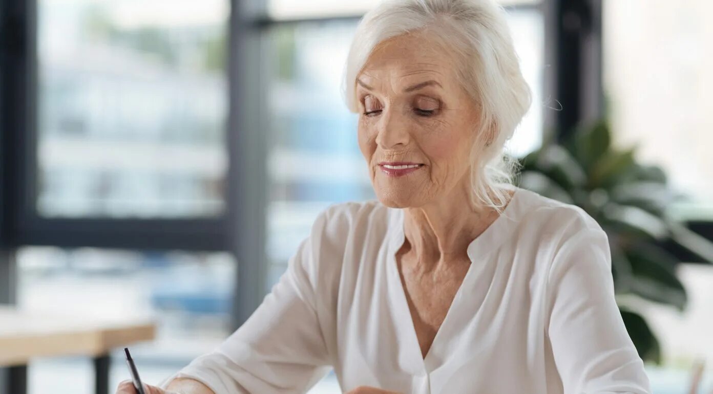 пожилых элегантных женщин силуэты. как старые женщины писали. как старые женщины писали. компьютер для людей старшего возраста. как старые женщины писали.