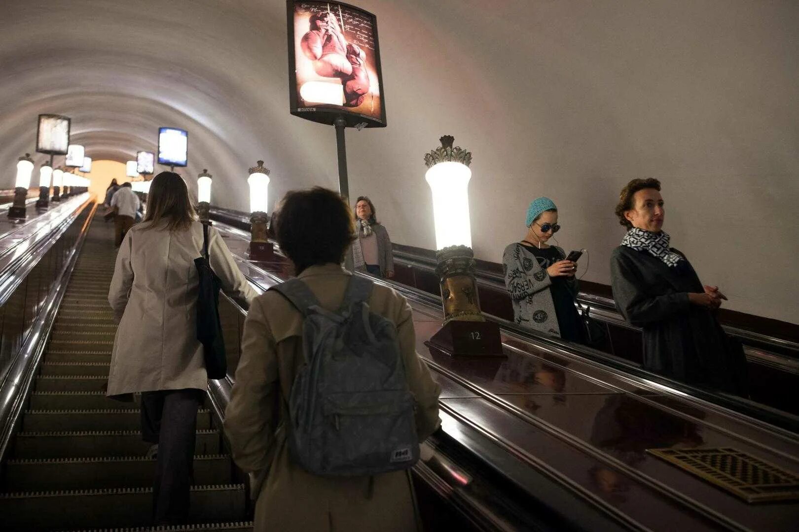 Сколько времени он был на эскалаторе. Эскалаторы Московского метро. Эскалатор в метро Москвы. Эскалатор с людьми метро Москва. Люди на эскалаторе в метро.