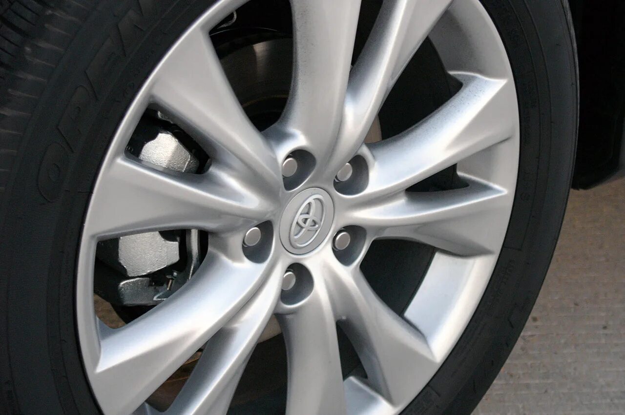 Размер колес на рав 4. Toyota rav4 Wheels. Колеса рав 4 2013 2014. Колесо на рав 4 2013 года. Тойота рав 4 2014 года колеса размер.