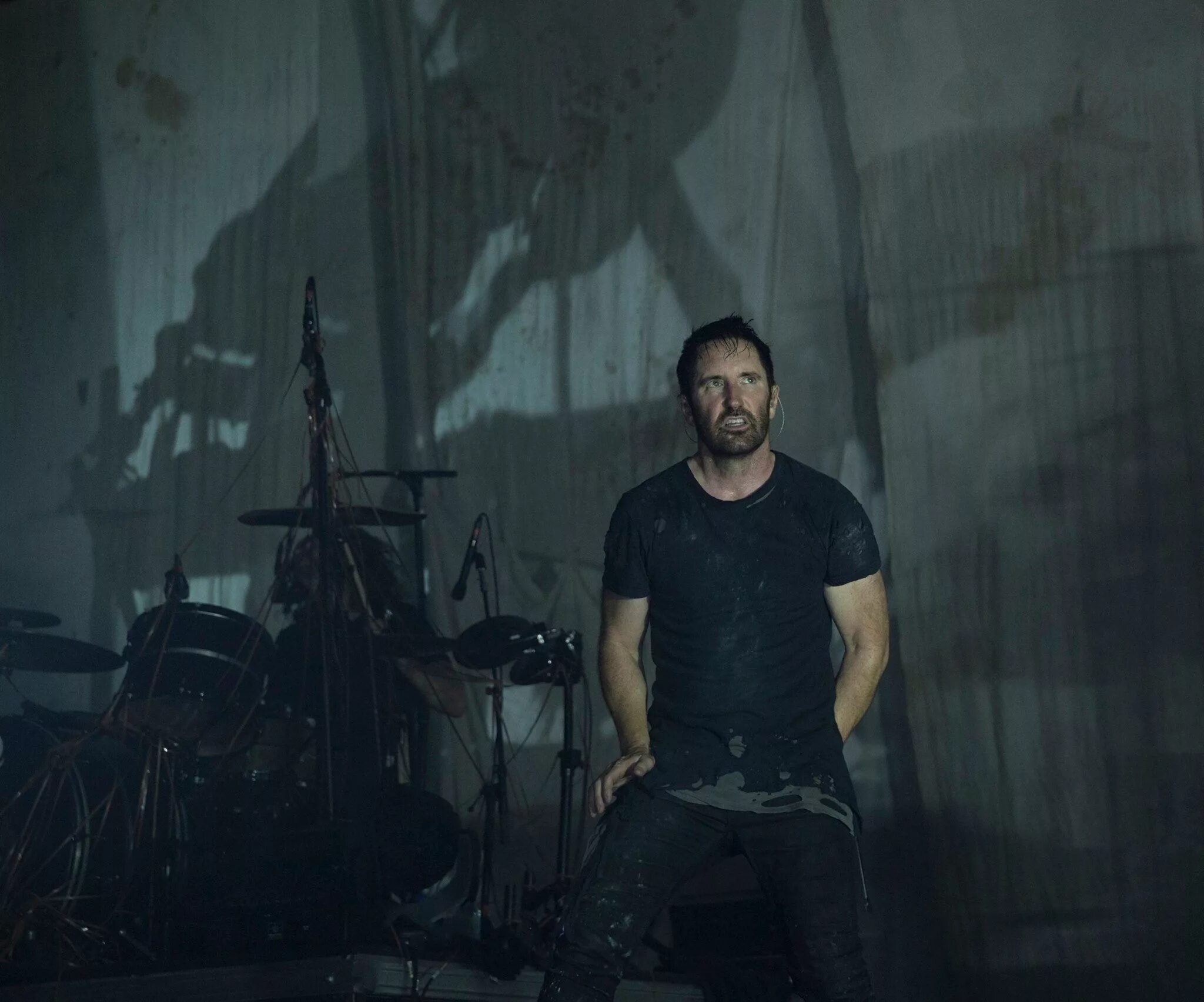Nine inch broken. Трент резнор. найн инч найлз. группа nine inch nails 2025. трент резнор до nine inch nails.