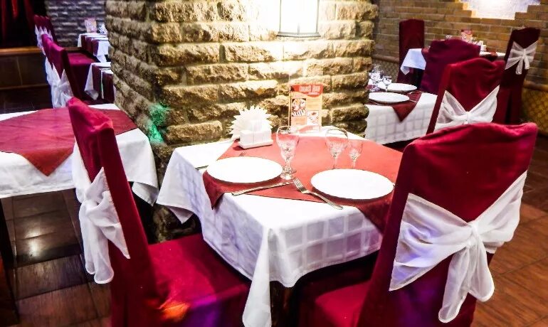 Ресторан старый двор ульяновск. Старый дворик белокуриха. Старый дворик коломна. Кафе старый двор ульяновск кузоватовская. Ресторан старый двор.