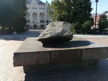 Памятник соловецкому камню