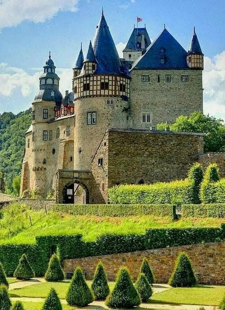 Замки Rheinland Pfalz. Замок Бюрресхайм. Замок 12 века в Германии. Замок Финстер Германия.