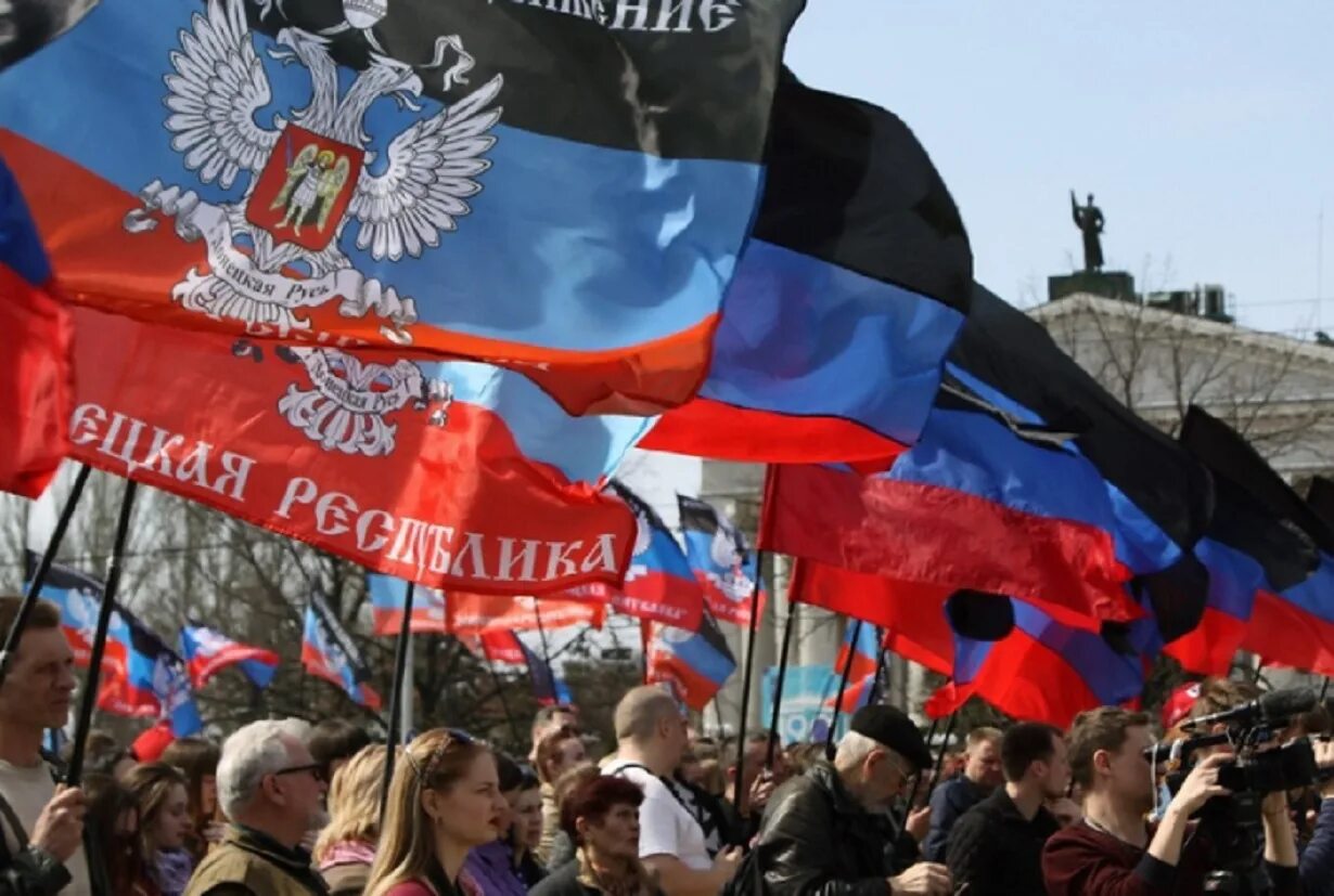 Признание донецкой и луганской народных республик. Солдаты россии. Днр лнр независимые. Пророссийские республики. Люди с флагами донбасса.