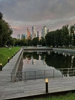 Парк недалеко от метро