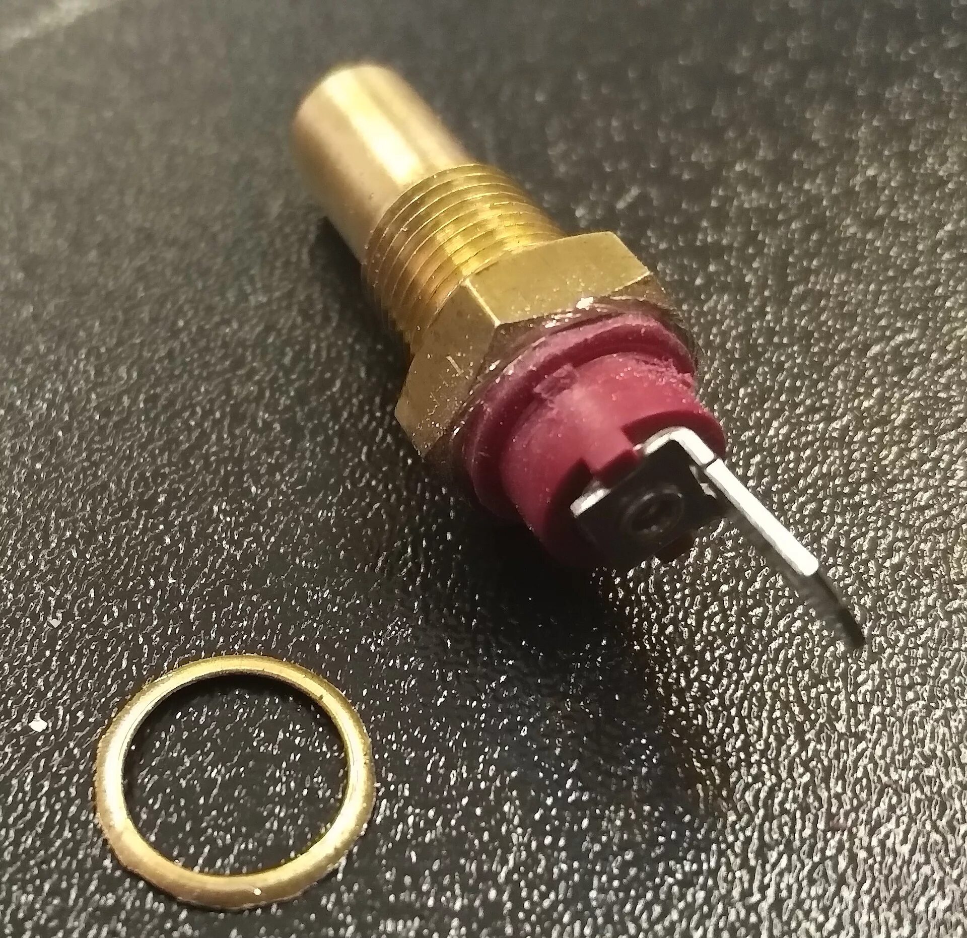 Как поставить термодатчик. Термоголовка для радиатора danfoss принцип. Как поставить термодатчик. Схема установки регулятора температуры на батарею отопления. Как правильно установить термостат на радиатор отопления.