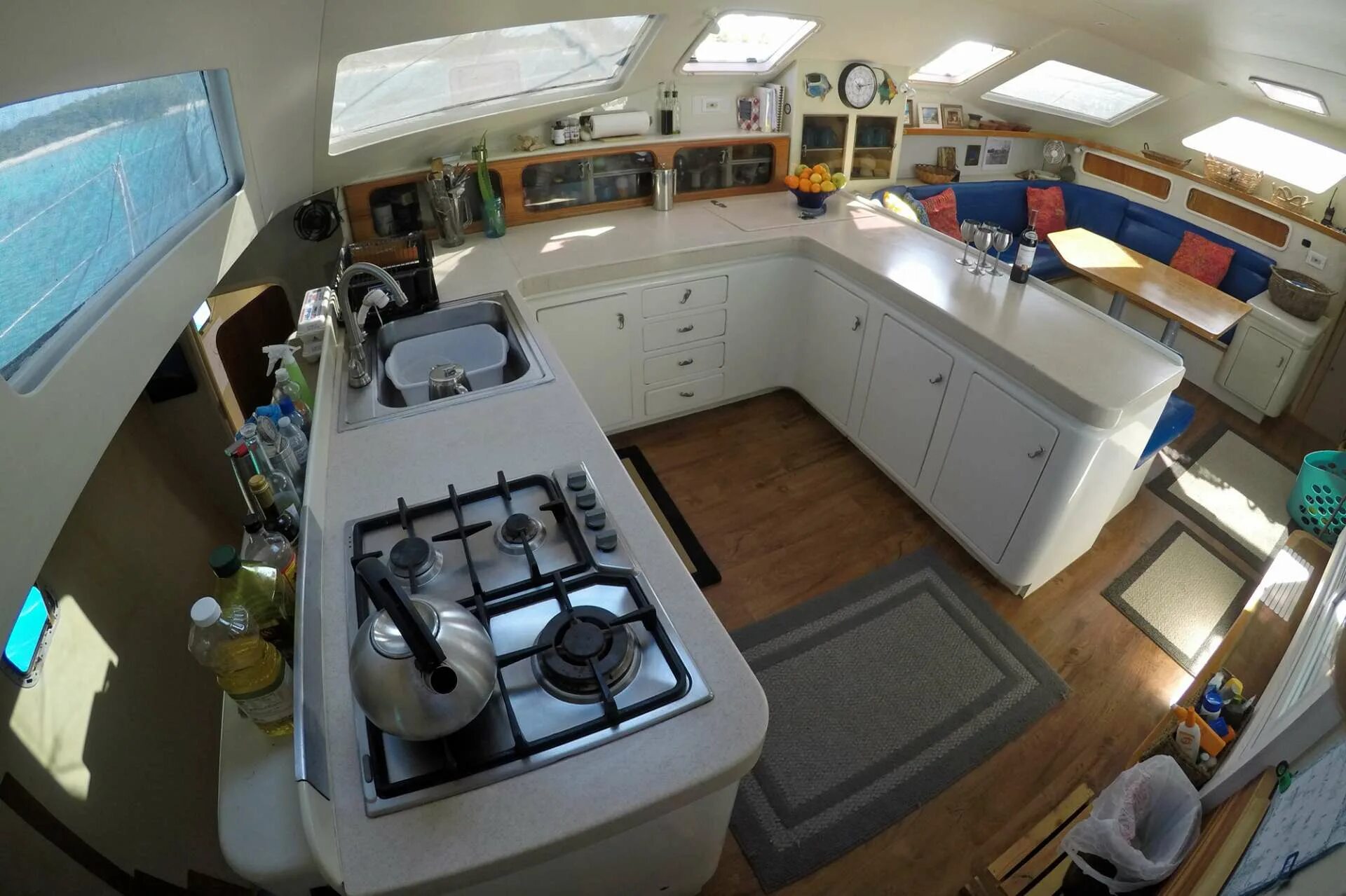 бронированное помещение на корабле 7. космический корабль внутри. бронированное помещение на корабле 7. тысячелетний сокол интерьер. парусная яхта каюта.