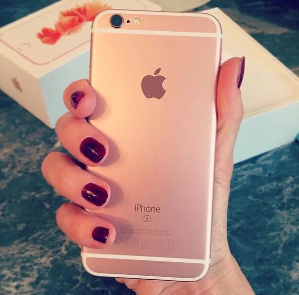 Девушка с айфоном 12. Айфон в руках девочки. Айфон в руках девушки. Айфон в руках девушки. Новый айфон в руке девушки.