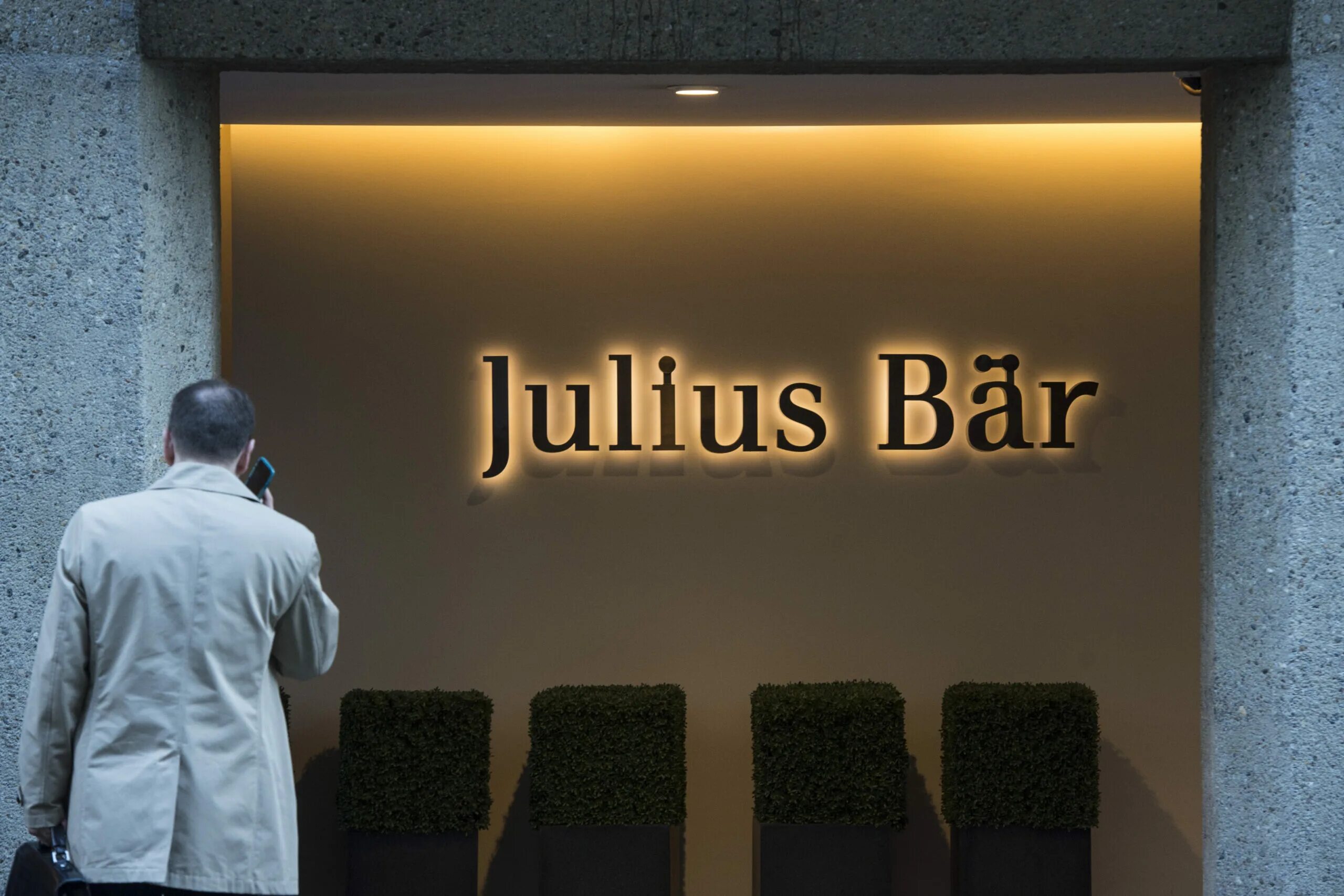 Julius Baer. Julius Bar. Julius Baer Bank. Julius&Baer дисплей. Lost bank