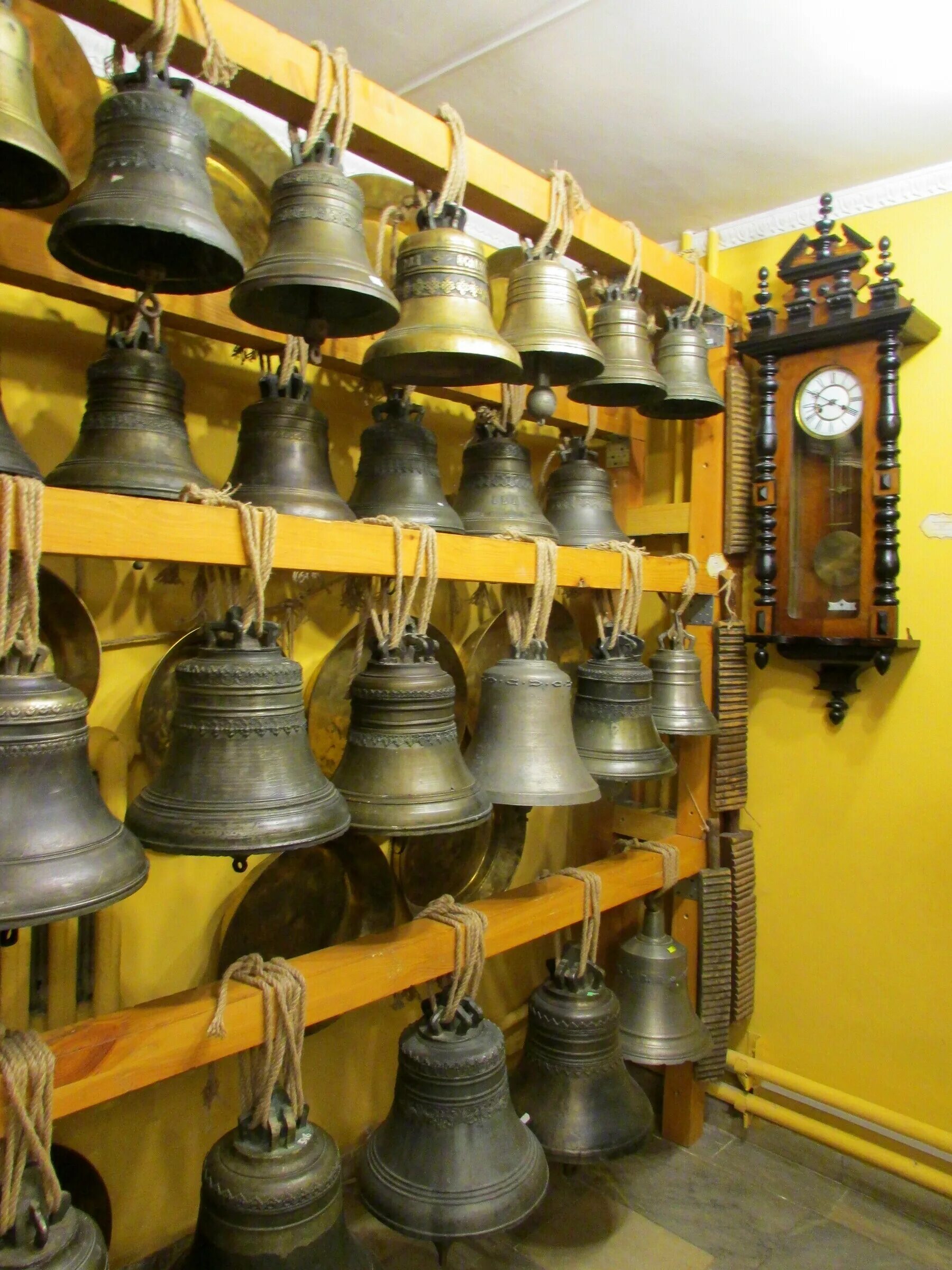 Большой колокол. Чохов царь колокол. Крепеж для колокола. Звонарь в древней руси. Храм с колоколами.