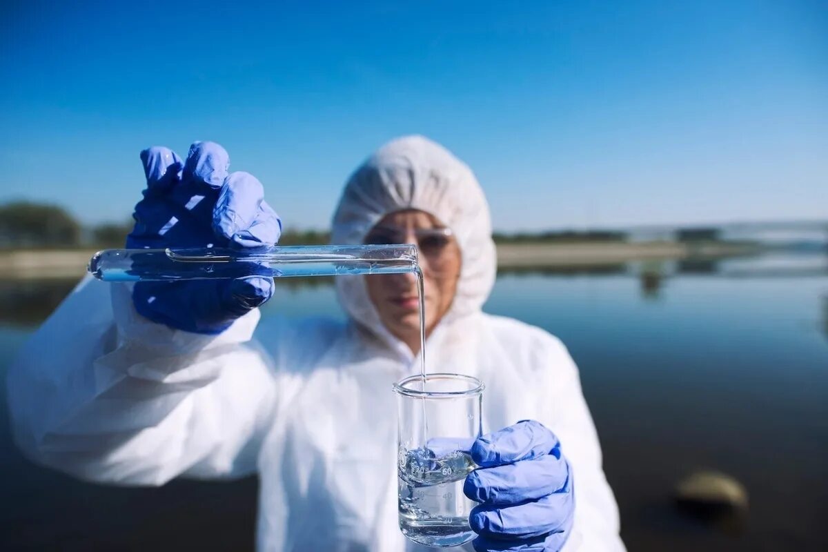 Пробы качества воды. Отбор проб воды. Качество воды. Исследование воды. Пробы воды в лаборатории.