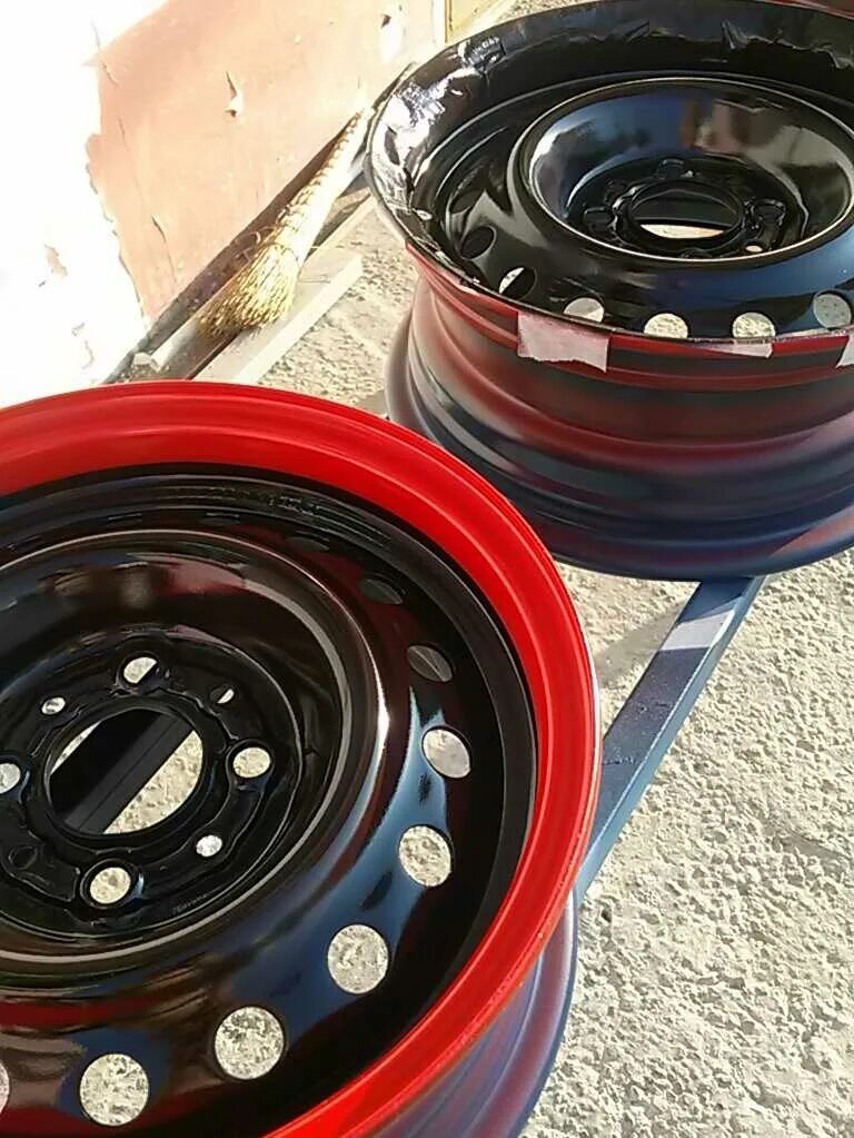 Диски автомобильные штампованные. Чёрные с красным штампы r14 ваз. Orw a08. Покрашенные штамповки. Крашенные штампованные диски.