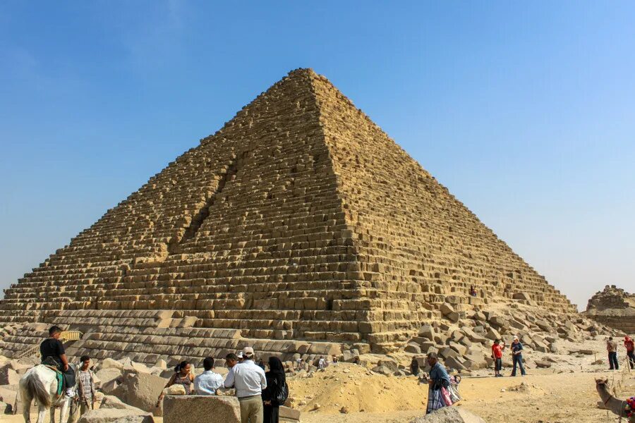 В какой стране находятся пирамиды. Каир пирамиды. Гранитная пробка в пирамиде Хеопса. Камни пирамида Египет туристы. Пирамиды египты жители в пирамида.