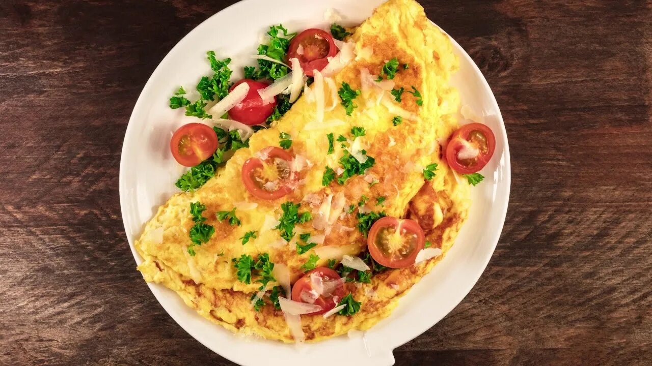 Омлет с курицей и овощами. Омлет с моцареллой. мексиканский омлет. омлет с томатами и моцареллой. омлет с овощами сверху.
