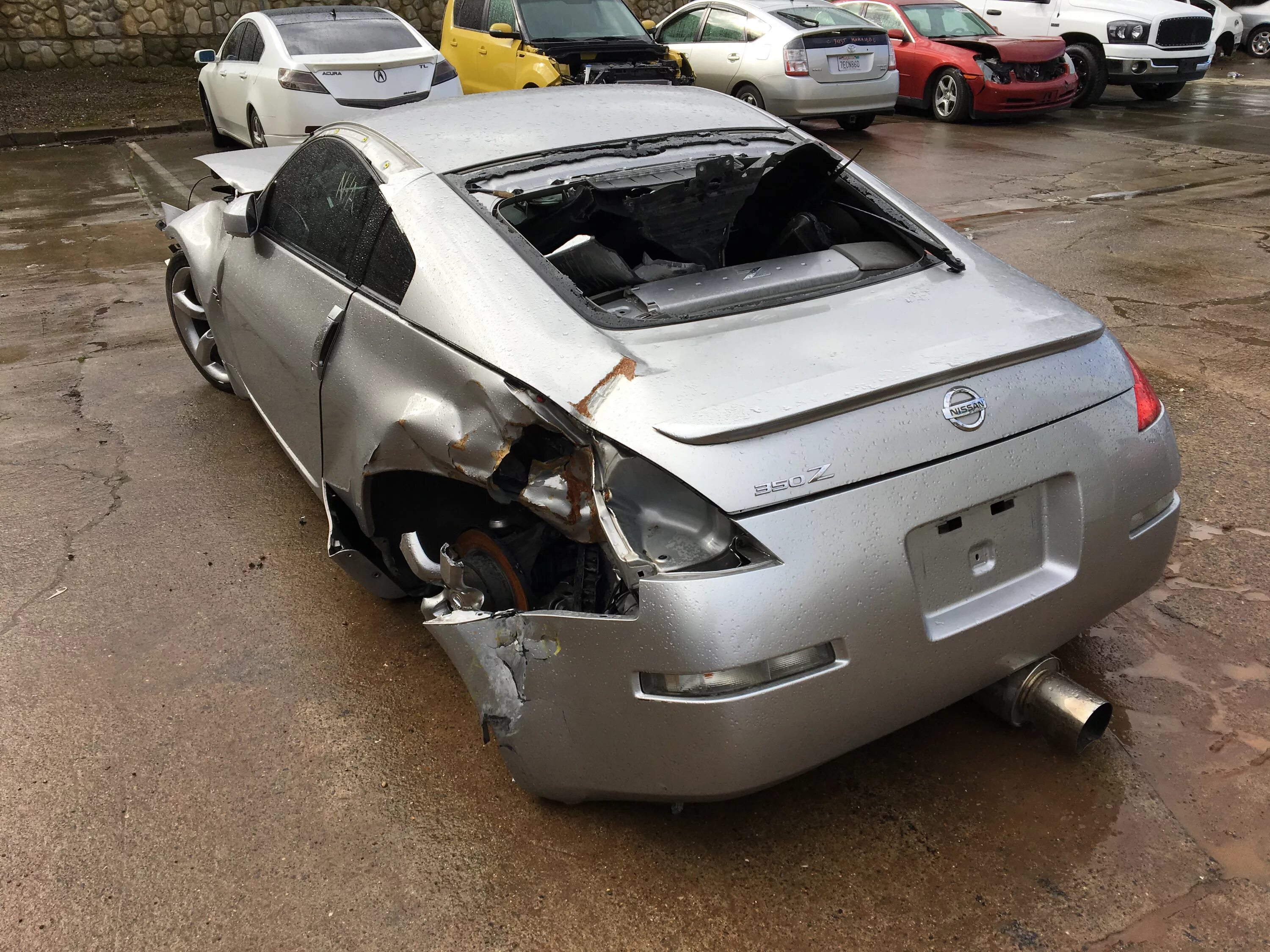 Nissan 350z битый. Разбитый Ниссан 350z. Nissan 350z разбитый. Ниссан 350 битые. Разбитые z