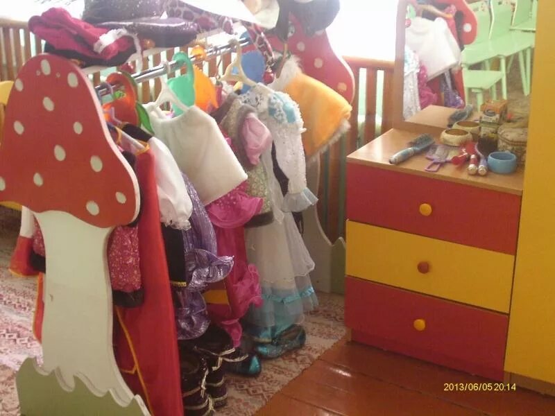 уголок ряжения в детском саду старшая группа. уголок ряженья в детском. уголок ряжения в детском саду. украсить уголок в детском саду ряжения. уголок ряженья в детском.