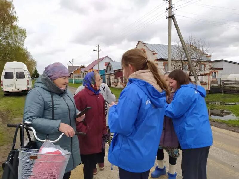 Волонтеры в работе. Голосование за благоустройство 2022. Волонтеры в Вологде помогают проголосовать. Бейдж волонтера по благоустройству. 15 апреля 30 мая