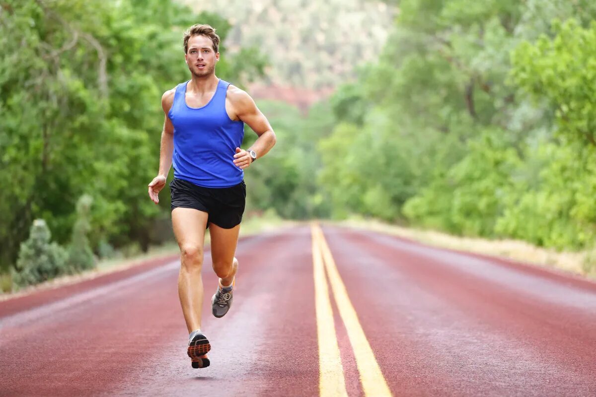 Спорт бег. Спортивные люди. Мужчина бежит. Спортсмен бежит.