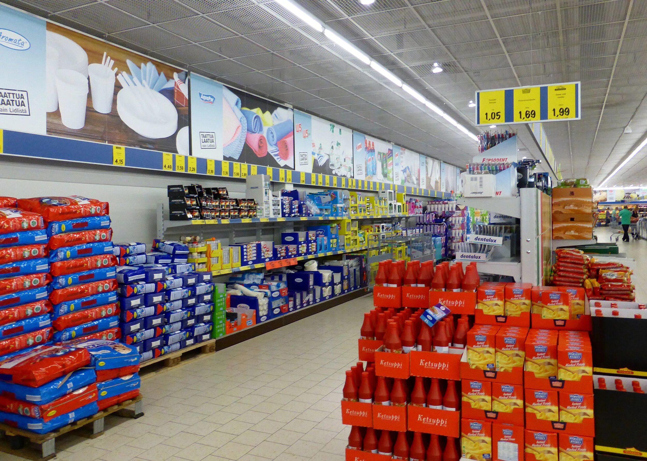 Товары из германии сочи. Магазин Lidl в Германии. Немецкие супермаркеты Lidl. Сеть магазинов Лидл. Лидл торговый зал зал.