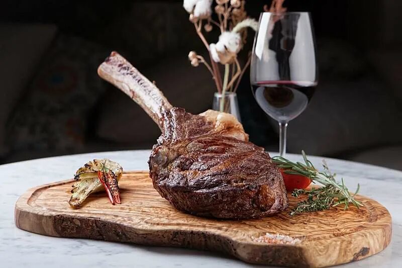 Ужин в ресторане. Tomahawk steak. Баранина к вину. Lamb chops рецепт в духовке. Праздничный стол с вином.