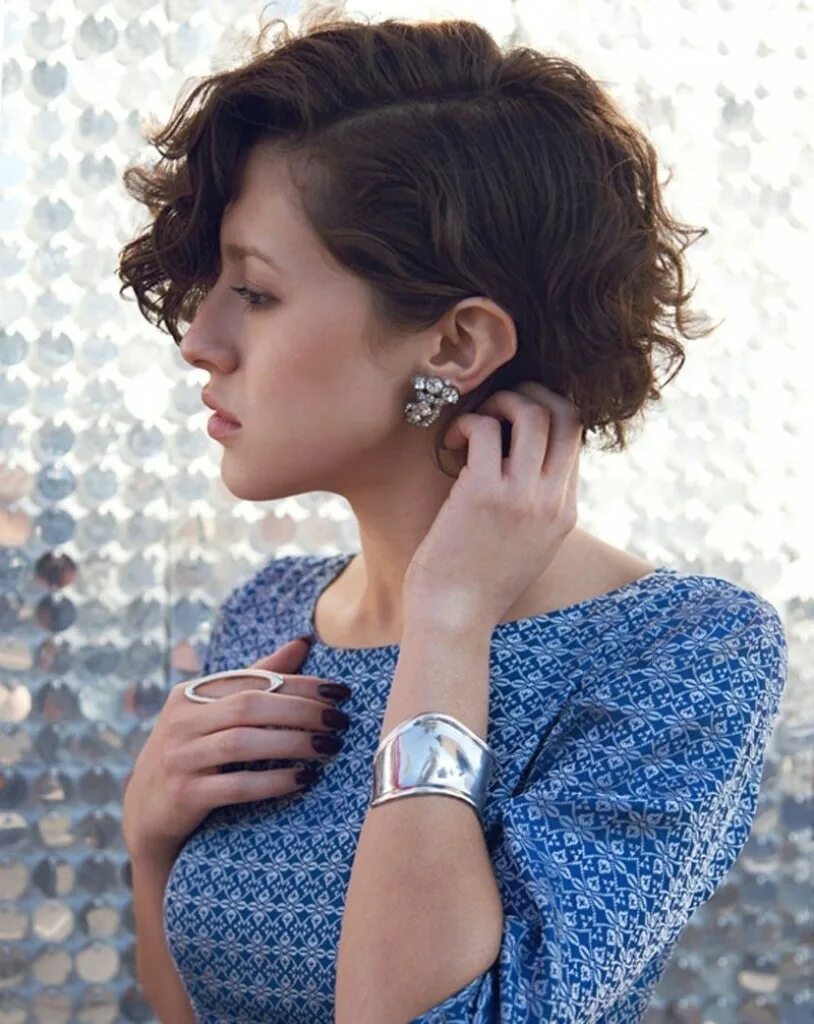 Стрижка томбой боб для кудрявых волос. Пикси боб на волнистые волосы. Пикси боб на кудрявые волосы. Стрижка пикси на кудрявые волосы для женщин. Стрижка гарсон на волнистые волосы.